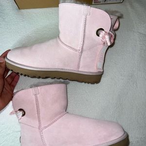Baby pink uggs. Comes with 2 Interchangeable bow laces.